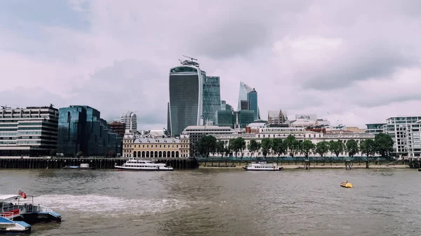 Londra, Ingiltere-Circa Haziran 2019: Thames Nehri merkezinde Londra 'da bulutlu gökyüzü ile Moody bir gün.