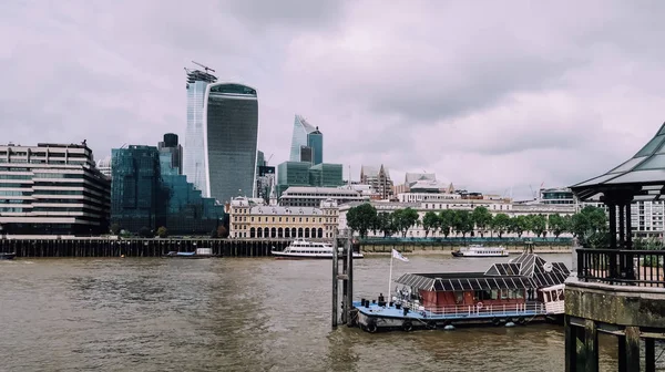 Londra, Ingiltere-Circa Haziran 2019: Thames Nehri merkezinde Londra 'da bulutlu gökyüzü ile Moody bir gün.