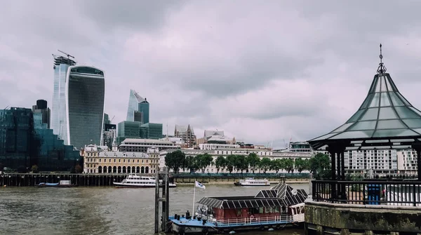 Londra, Ingiltere-Circa Haziran 2019: Thames Nehri merkezinde Londra 'da bulutlu gökyüzü ile Moody bir gün.