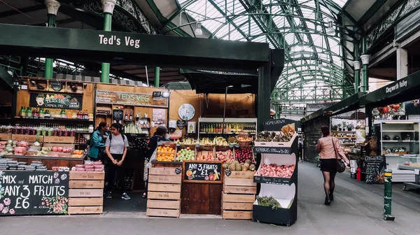ロンドン 2019年6月頃 気分の悪い日にロンドン中心部のバラ市場で異なる食品とガラスの天井 — ストック写真