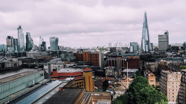 Londra, Birleşik Krallık-Circa Haziran 2019: Tate gelen Londra merkezi iş bölgesinin görünümü Moody gün modern gözlem güverte.