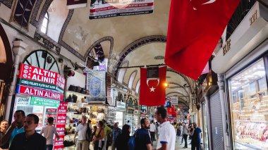 İstanbul, Türkiye - Eylül 2019: İstanbul 'un tarihi Sultanahmet İlçesi' nde geleneksel pazar içinde Türk bayrakları.