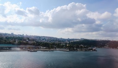 İstanbul, Türkiye - Eylül 2019: Güneşli bir günde İstanbul sahili.