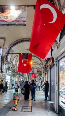 İstanbul, Türkiye - Eylül 2019: İstanbul 'un tarihi Sultanahmet İlçesi' nde geleneksel pazar içinde Türk bayrakları.