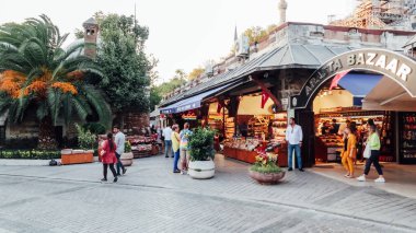 İstanbul, Türkiye - Eylül 2019: İstanbul 'un tarihi Sultanahmet İlçesinde geleneksel Türk Çarşısı.