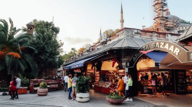 İstanbul, Türkiye - Eylül 2019: İstanbul 'un tarihi Sultanahmet İlçesinde geleneksel Türk Çarşısı.
