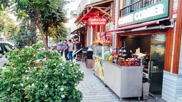 土耳其伊斯坦布尔 2019年9月 在伊斯坦布尔历史上著名的苏丹哈迈德地区 在一个阳光灿烂的日子里 用新鲜果汁在老街道上出售柜台 — 图库照片