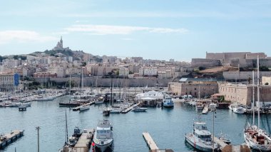 Marsilya, Fransa - Eylül 2019: Marsilya 'nın Eski Limanı (Vieux Limanı) güneşli bir günde birçok tekne ve yatla çevrili binalar.