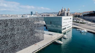 Marsilya, Fransa - Eylül 2019: güneşli bir günde mavi sularda Avrupa ve Akdeniz Medeniyetleri Müzesi 'nin (Mucem) dışı.