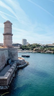 Marsilya, Fransa - Eylül 2019: Saint-Jean Kalesi ve Place d 'Armes Marsilya' da güneşli bir günde.