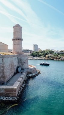 Marsilya, Fransa - Eylül 2019: Saint-Jean Kalesi ve Place d 'Armes Marsilya' da güneşli bir günde.