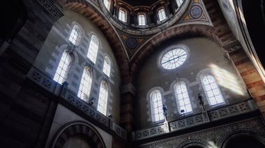 Marsilya, Fransa - Eylül 2019: Marsilya 'daki katolik kilisesinin içindeki cam pencerelerden gelen ışık.