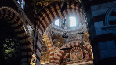 Marsilya, Fransa - Eylül 2019: Muhafızlar Leydisi Bazilikası 'nın ya da Notre-Dame de la Garde' nin içerisinin detayları.