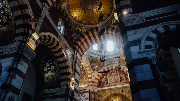 Marsilya, Fransa - Eylül 2019: Muhafızlar Leydisi Bazilikası 'nın ya da Notre-Dame de la Garde' nin içerisinin detayları.