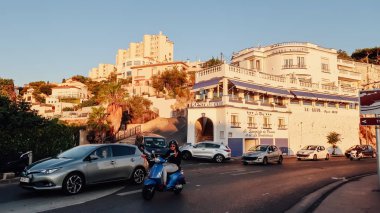 Marsilya, Fransa - Eylül 2019: Güneşli bir günde açık gökyüzü ile Marsilya 'nın deniz kıyısında gün batımı.