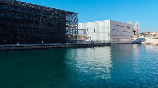 法国马赛 2019年9月14日 欧洲和地中海文明博物馆 Mucem 在阳光灿烂的日子在蓝色的水面上展出 — 图库照片