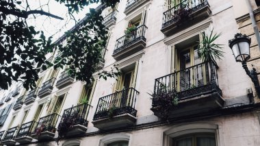 Madrid, İspanya - Eylül 2019: Madrid 'in tarihi bölgesinde eski moda geleneksel balkonlarla ön cephe.