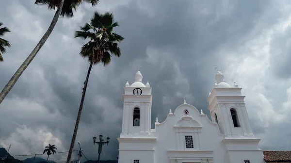 Guaduas Colombia Circa Φεβρουαριοσ 2020 Λευκή Πρόσοψη Του Καθολικού Καθεδρικού — Φωτογραφία Αρχείου