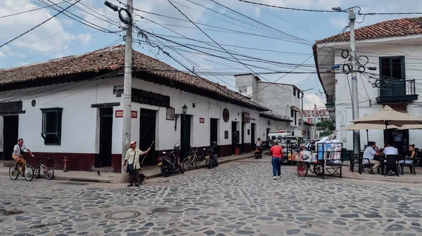 Guaduas Colômbia Fevereiro Circa 2020 Rua Paralelepípedos Com Edifícios Pintados — Fotografia de Stock