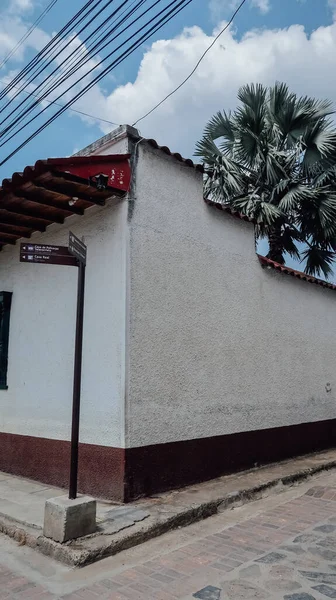 Guaduas Colombia Circa 2020年2月 曇りの日に植民地時代の村Guaduasの古いスペインの建築様式で白い色で描かれた建物と石畳の通り — ストック写真