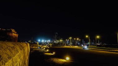 CARTAGENA, COLOMBIA - CIRCA FEBRUARY 2020: Karayipler 'in deniz manzarası gece Kartagena' nın tarihi merkezinden uzakta iş bölgesi gökdelenleri.