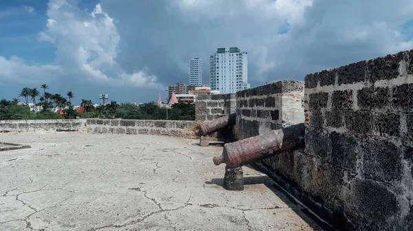 Cartagena Colombia Circa 2020年2月 要塞の壁と晴れた日にCartagenaで販売ラ マーセドの防壁に古代の大砲 — ストック写真
