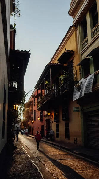 Cartagena Colombia Circa 2020年2月 日没にCartagenaの中心部にある古い植民地時代の地域に伝統的なバルコニーと花を持つカラフルな建物 — ストック写真