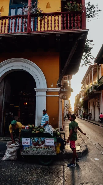 Cartagena Colombia Circa 2020年2月 日没にCartagenaの中心部にある古い植民地時代の地域に伝統的なバルコニーと花を持つカラフルな建物 — ストック写真