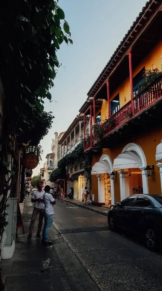 Cartagena Colombia Circa 2020年2月 日没にCartagenaの中心部にある古い植民地時代の地域に伝統的なバルコニーと花を持つカラフルな建物 — ストック写真