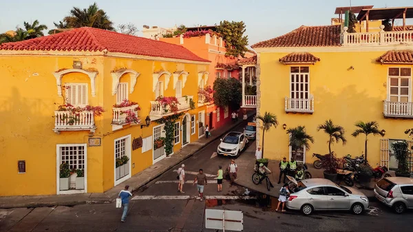 Cartagena Colombia Circa Luty 2020 Stare Budynki Malowane Jasnożółto Tradycyjnymi — Zdjęcie stockowe