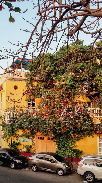 Cartagena Colômbia Fevereiro Circa 2020 Edifícios Antigos Pintados Amarelo Brilhante — Fotografia de Stock
