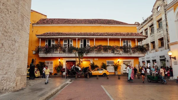 Cartagena Colombia Circa Luty 2020 Kolorowe Budynki Tradycyjnymi Balkonami Kwiatami — Zdjęcie stockowe