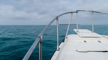 RINCON DEL MAR, COLOMBIA - CRCA FEBRUARY 2020: Kolombiya kıyılarındaki beyaz yat güvertesinden Karayip denizinin mavi sularına bakış.