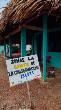 RINCON DEL MAR, COLOMBIA - CIRCA FEBRUARY 2020: Santa Cruz del Islote 'daki fakir evler, Karayip denizindeki küçük ve yoğun nüfuslu ada.