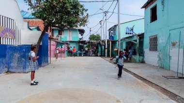 RINCON DEL MAR, COLOMBIA - CIRCA FEBRUARY 2020: Santa Cruz del Islote 'daki fakir evler, Karayip denizindeki küçük ve yoğun nüfuslu ada.