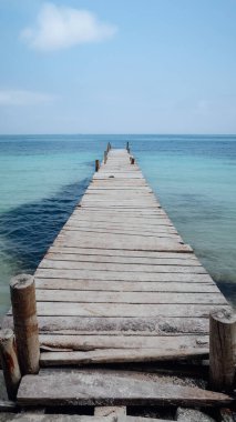 RINCON DEL MAR, COLOMBIA - CIRCA FEBRUARY 2020: San Bernardo Takımadası tropikal adası Tintipan 'daki Karayip denizinin turkuaz mavi sularının üzerindeki ahşap iskele manzarası.