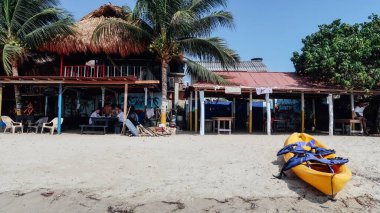 RINCON DEL MAR, COLOMBIA - CIRCA FEBRUARY 2020: Karayipler sahilinde kumlu ve tekneli açık teraslı oteller.