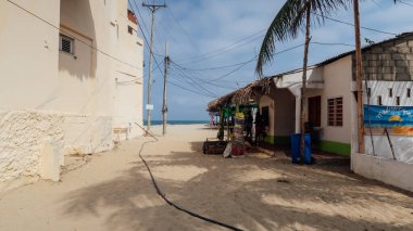 RINCON DEL MAR, COLOMBIA - CRCA FEBRUARY 2020: Güneşli bir günde Karayipler kıyısındaki küçük bir balıkçı kasabasında küçük bir balıkçı köyünde kum sokakları ve basit evler.