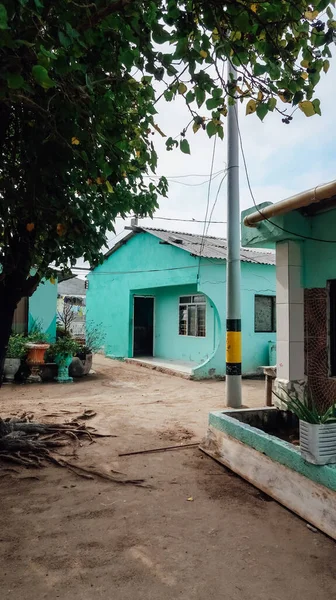 Circa 2020年2月1日 圣克鲁斯 德尔伊洛特岛 加勒比海人口密集的小岛 街道上的贫穷房屋 — 图库照片