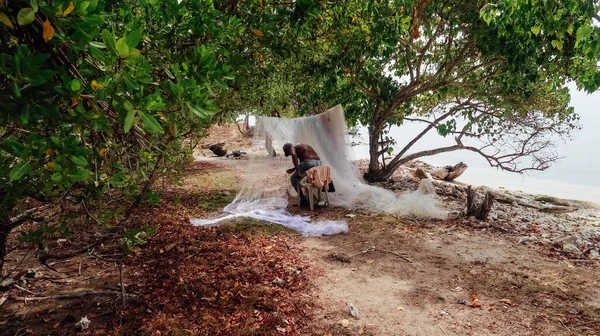 罗浮宫 科洛莫州 Circa 2020年2月1日 老人在加勒比海热带岛屿圣贝纳多的海岸上制作渔网 — 图库照片