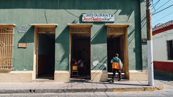 Santa Marta Colombia Circa Marzo 2020 Calle Con Cafés Restaurantes — Foto de Stock