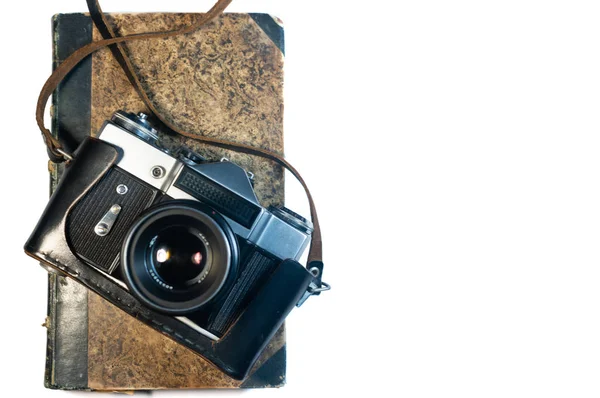 Фотокамера Кожаным Ремнем Старой Книгой Белом Фоне Изолированы — стоковое фото