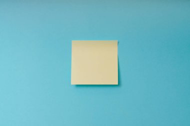 Boş sopa Not mavi zemin üzerine