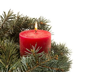 Beyaz arka plan ile ve Noel ağaç dalları ve yanan mum