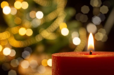 Mum ile arka plan üzerinde bulanık Xmas ağacı