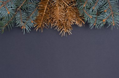 Yeşil ve altın Noel ağacı dalları üst ile yaratıcı dekorasyon desen. Kavramı