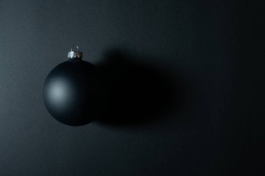 Siyah arka plan üzerine siyah Noel top