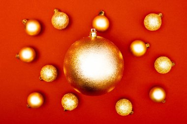 Birden çok Noel baubles yaratıcı dekorasyon desen kırmızı zemin üzerine. Kavramı.