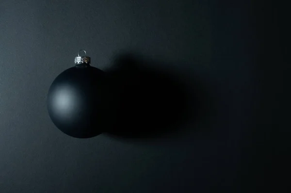 Чорний різдвяний м'яч на чорному тлі Ліцензійні Стокові Зображення