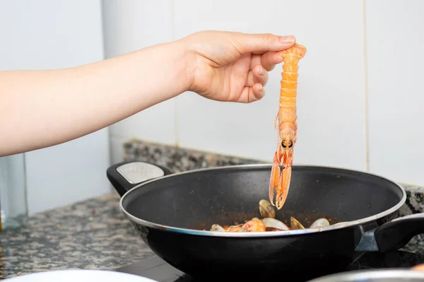 Mão Uma Mulher Adicionando Camarão Corte Sua Cozinha Casa — Fotografia de Stock